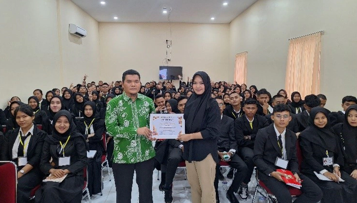 Bapak Asril MKM., M.KKK membahas tentang Pentingnya Kesadaran Keselamatan Kesehatan Kerja dan Lingkungan Kerja di acara PKKMB UAB