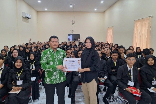 Bapak Asril MKM., M.KKK membahas tentang Pentingnya Kesadaran Keselamatan Kesehatan Kerja dan Lingkungan Kerja di acara PKKMB UAB